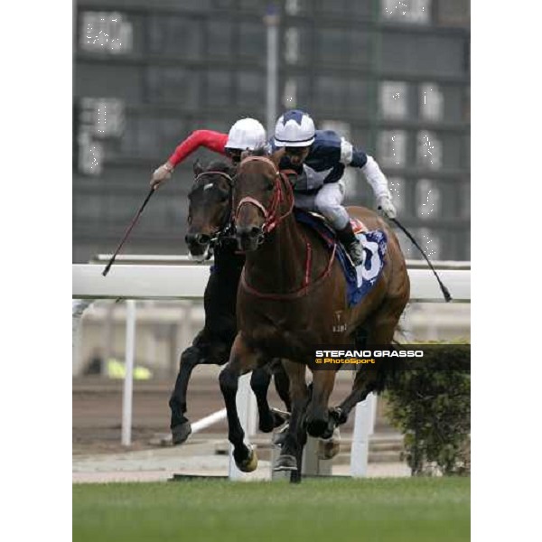 Olivier Doleuze on The Duke and Endo Botti on Ramonti at the last few meters to the line of the Cathay Pacific Hong Kong Mile Hong Kong, 10th dec. 2006 ph. Stefano Grasso