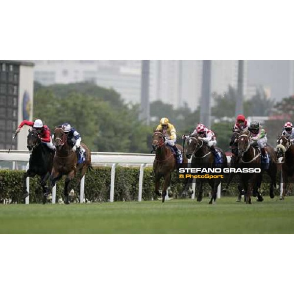 at 50 meters to the line of the Cathay Pacific Hong Kong Mile, from left, Ramonti, The Duke, Sir Ernesto, Joyful Winner and Armada Hong Kong, 10th dec. 2006 ph. Stefano Grasso
