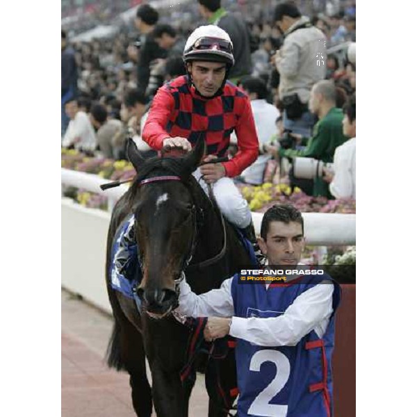 a caress to Ramonti by Endo Botti after the third placed in the Cathay Pacific Hong Kong Mile. Hong Kong, 10th dec. 2006 ph. Stefano Grasso
