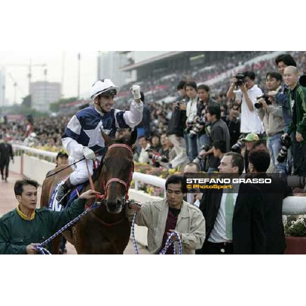 Olivier Doleuze coms back in triumph after winning the Cathay Pacific Hong Kong Mile with The Duke Hong Kong, 10th dec. 2006 ph. Stefano Grasso