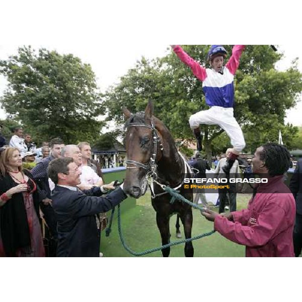 Anton Marcus jumps from Jay Peg after winning the Bloodstock South Africa Cape Guineas. Kenilworth racecourse Cape Town, 6th january 2007 ph. Stefano Grasso