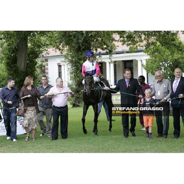 Jay Peg\'s winning connection enters in the winner enclosure after winning the the Bloodstock South Africa Cape Guineas. Kenilworth racecourse Cape Town, 6th january 2007 ph. Stefano Grasso