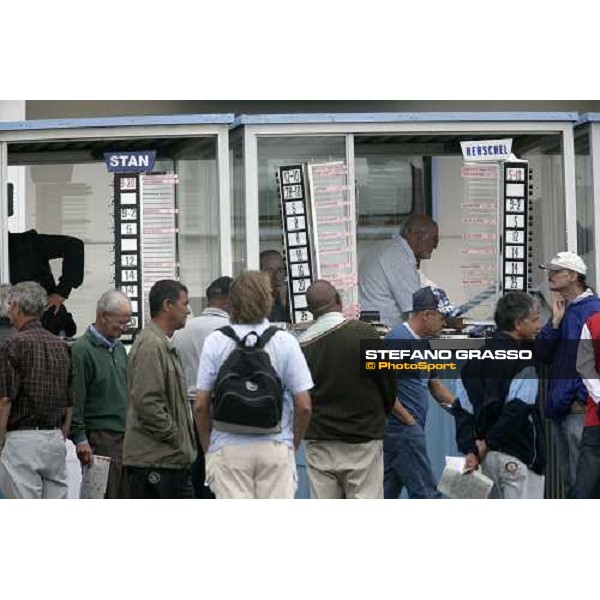 bookies and racegoers at Kenilworth racecourse Cape Town, 6th january 2007 ph. Stefano Grasso