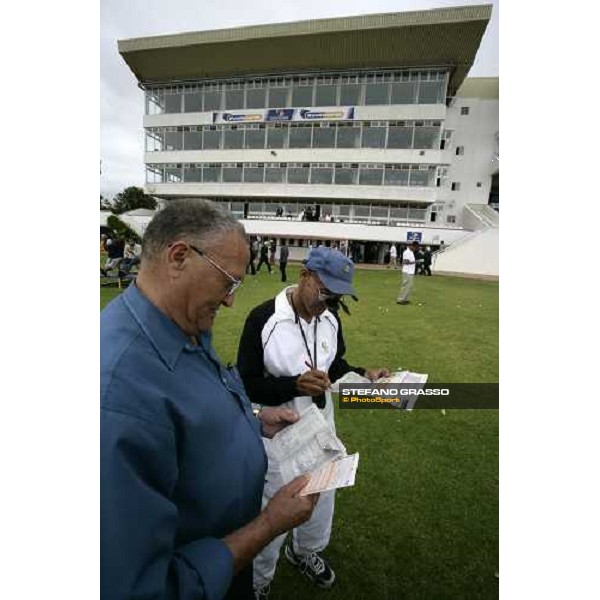 racegoers studying the form at Kenilworth racecourse Cape Town, 6th january 2007 ph. Stefano Grasso