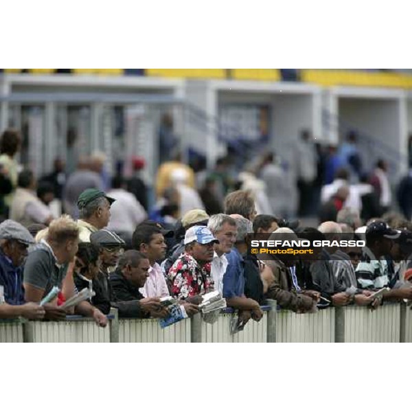 racegoers at Kenilworth racecourse Cape Town, 6th january 2007 ph. Stefano Grasso