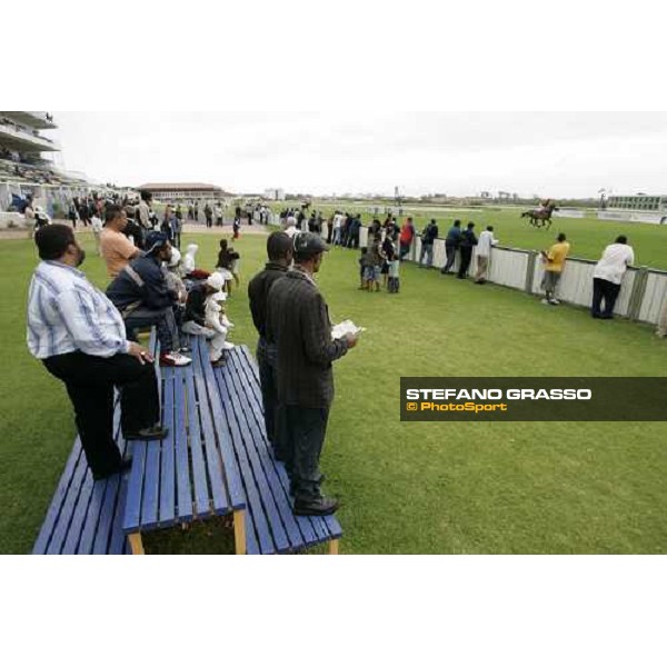 racegoers at Kenilworth racecourse Cape Town, 6th january 2007 ph. Stefano Grasso