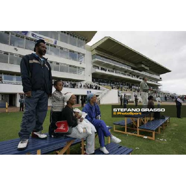 racegoers at Kenilworth racecourse Cape Town, 6th january 2007 ph. Stefano Grasso