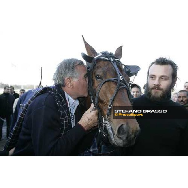 a kiss to Exploit Caf by the breeder of Az.Agr.Castelluccio - winner of Prix du Luxembourg Paris Vincennes, 27th january 2007 ph. Stefano Grasso