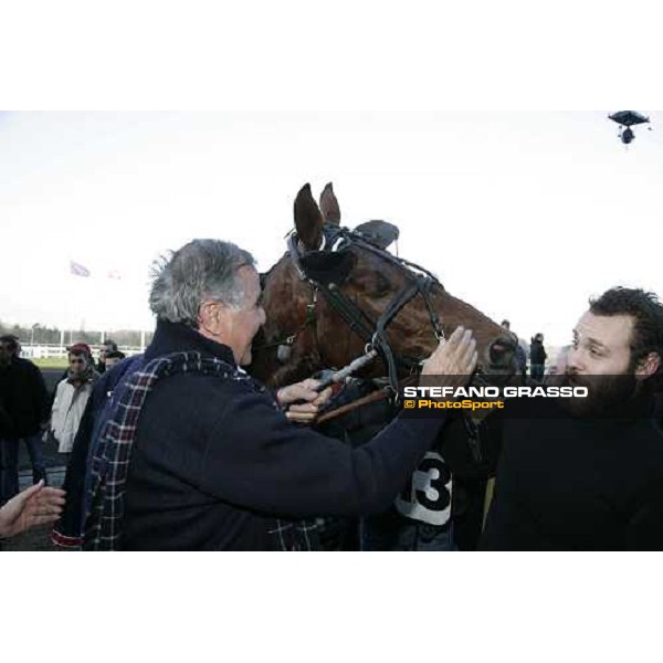 a caress to Exploit Caf by the breeder of Az.Agr.Castelluccio - winner of Prix du Luxembourg Paris Vincennes, 27th january 2007 ph. Stefano Grasso