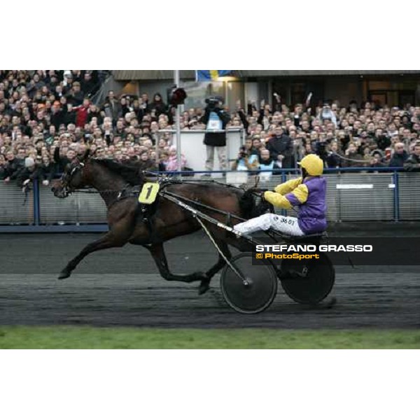 Pierre Levesque with Offshore Dream at last few meter to the line of Gran Prix d\' Amerique Paris, Vincennes, 28th january 2007 ph. Stefano Grasso