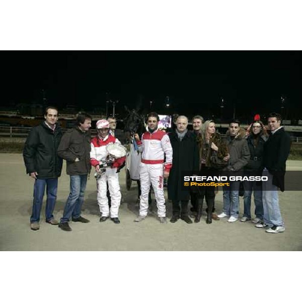 group photo of the winning connection of the Gran Premio Encat \'Memorial Fausto Branchini\' - Guido Melzi D\'Eril, Dominatore d\'Orio\'s owners, Giuseppe Ruocco and Fausto Branchini\'s sons Milan, San Siro 11th february 2007 ph. Stefano Grasso