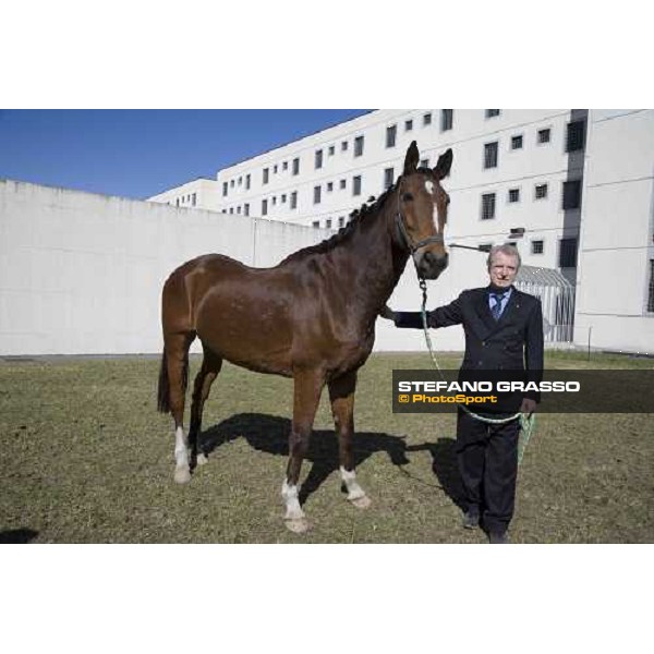 L\' Ing. Cesare Croce posa con un cavallo all\' interno della casa di reclusione di Bollate, durante l\'inaugurazione del progetto \'Cavalli in Carcere\' Bollate, 27 febbraio 2007 ph. Stefano Grasso