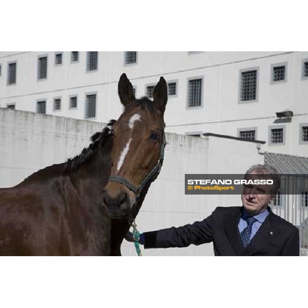 L\' Ing. Cesare Croce posa con un cavallo all\' interno della casa di reclusione di Bollate, durante l\'inaugurazione del progetto \'Cavalli in Carcere\' Bollate, 27 febbraio 2007 ph. Stefano Grasso