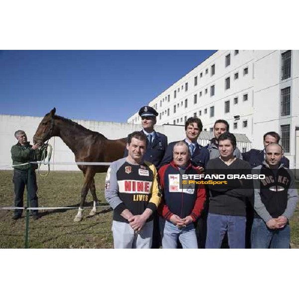 un gruppo di guardie carcerarie insieme ad alcuni detenuti posano per il progetto \'Cavalli in Carcere\', alla casa di reclusione di Bollate Bollate, 27 febbraio 2007 ph. Stefano Grasso