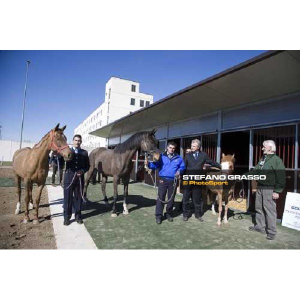 L\' Ing. Cesare Croce posa insieme alle guardie carcerarie e alcuni detenuti della casa di reclusione di Bollate, all\' inaugurazione del progetto \'Cavalli in Carcere\' Bollate, 27 febbraio 2007 ph. Stefano Grasso