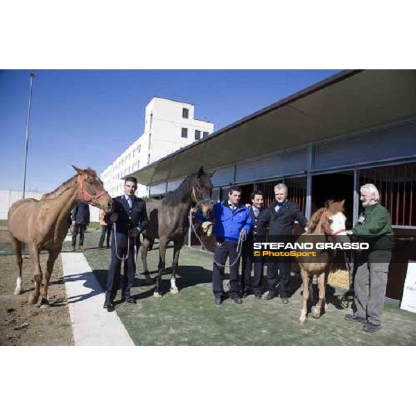 L\' Ing. Cesare posa insieme alle guardie carcerarie ed alcuni detenuti davanti alle scuderie nella casa di reclusione di Bollate. Bollate (Mi), 27 febbraio 2007 ph. Stefano Grasso