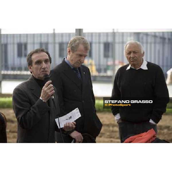 Il dott. Pagano, Procuratore Generali delle Case di Reclusione della Lombardia insieme all\'ing Cesare Croce e Mogol durante la conferenza stampa del progetto \'Cavalli in Carcere\' nella casa di reclusione di Bollate. Bollate, 27 febbraio 2007 p