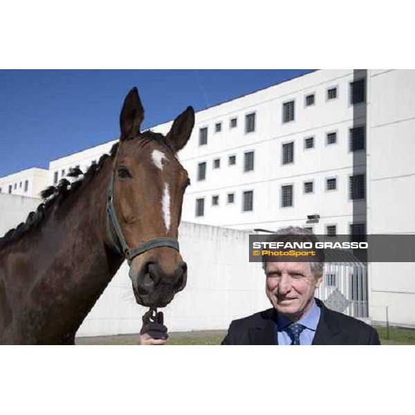 L\'ing Cesare Croce posa con un cavallo nelle nuove scuderie nella casa di reclusione di Bollate, all\' inaugurazione del progetto \'Cavalli in Carcere\' Bollate, 27 febbraio 2007 ph. Stefano Grasso