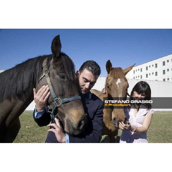 il responsabile delle guardie carcerarie presso le scuderie allestite per il progetto \'Cavalli in Carcere\' nella casa di reclusione di Bollate. Bollate, 27 febbraio 2007 ph. Stefano Grasso