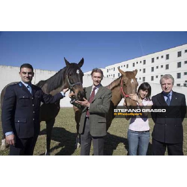foto di gruppo con l\' Ing. Croce presso le scuderie allestite per il progetto \'Cavalli in Carcere\' nella casa di reclusione di Bollate. Bollate, 27 febbraio 2007 ph. Stefano Grasso