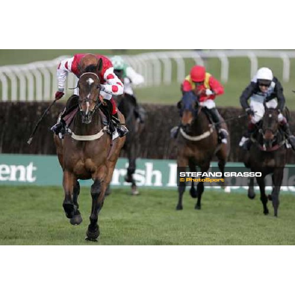 Robert Thornton on My Way de Solzen leads on the straight of the Irish Independent Arkle Challenge Trophy Cheltenham, the Festival, 13th march 2007 ph. Stefano Grasso