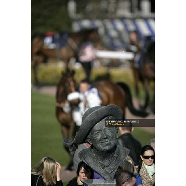 the statue of the Queen Mother in the parade ring of Cheltenham racecourse Cheltenham, 13th march 2007 ph. Stefano Grasso
