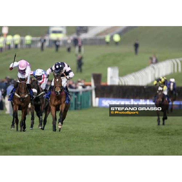 Robert Thornton on Voy Por Ustedes leads and few meters to the post and wins the Seasons Holidays Queen Mother Champion Steeple Chase Cheltenham, 2nd day - The Festival, 14th march 2007 ph. Stefano Grasso