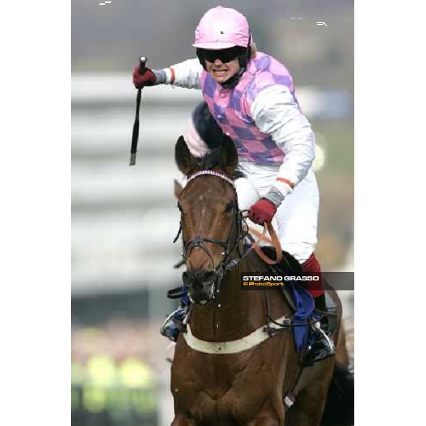Robert Thornton on Voy Por Ustedes celebrate while he wins the Seasons Holidays Queen Mother Champion Steeple Chase Cheltenham, 2nd day - The Festival, 14th march 2007 ph. Stefano Grasso