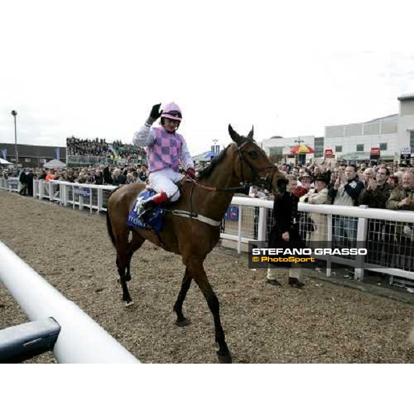 Robert Thornton on Voy Por Ustedes celebrates after winning the Seasons Holidays Queen Mother Champion Steeple Chase Cheltenham, 2nd day - The Festival, 14th march 2007 ph. Stefano Grasso