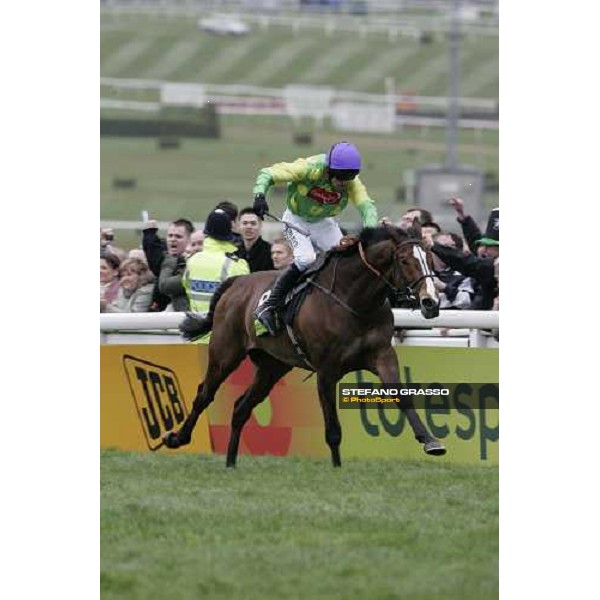 Ruby Walsh on Kauto Star flies alone the post and goes to win the Totesport Cheltenham Gold Cup Cheltenham, The Festival, 4th day, 16th march 2007 ph. Stefano Grasso