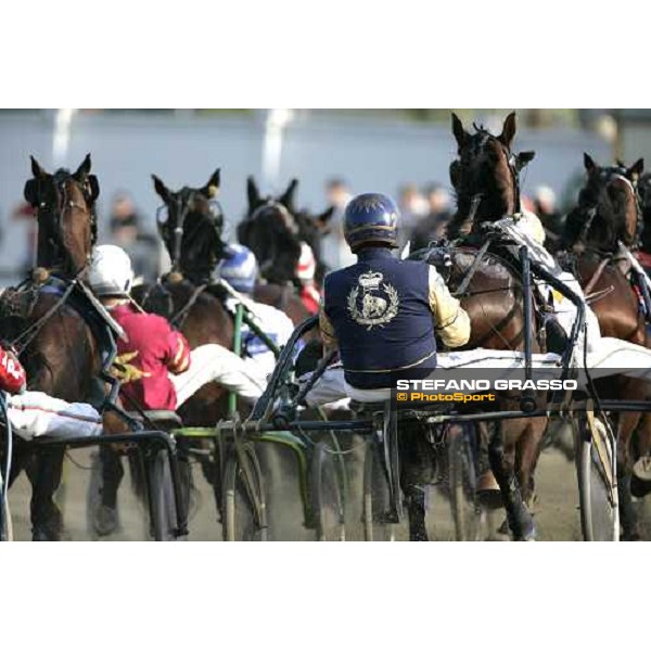 the horses of the Gran Premio Cittˆ di Torino turn the bend after the post Torino, 9th april 2007 ph. Stefano Grasso