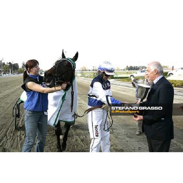 Guido Melzi d\'Eril gives the cup by Unire to Pekka Korpi winner with Express Merett of the Gran Premio Cittˆ di Torino Torino, 9th april 2007 ph. Stefano Grasso
