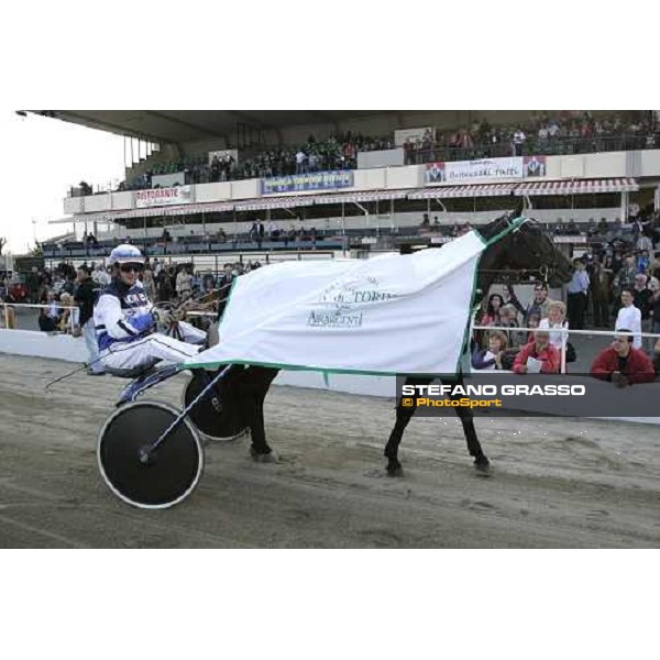 Pekka Korpi parades with Express Merett after winning the Gran Premio Cittˆ di Torino Torino, 9th april 2007 ph. Stefano Grasso