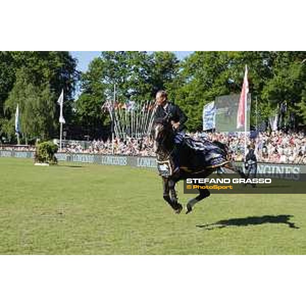 LGCT of Hamburg - Grand Prix - Prize giving ceremony - Rolf Goran Bengtsson on Casall ASK parades after winning LGCT Grand Prix of Hamburg - Hamburg, Derby Park - 27 May 2017 - ph.Stefano Grasso/LGCT