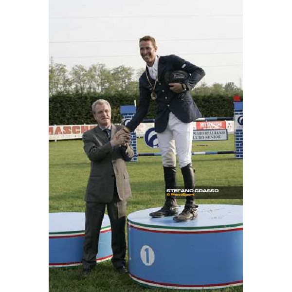 giving prize of Campionato Italiano Assoluto Salto Ostacoli. Ing. Cesare Croce congratulates with Jerry Smit italian champion 2007 Busto Arsizio, 24th april 2007 ph. Stefano Grasso