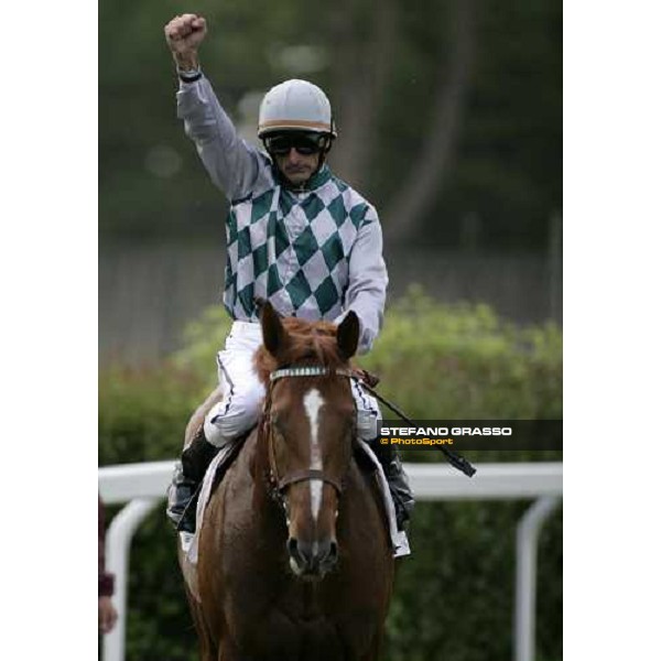 Stefano Landi triumphs on Golden Titus after winning the Premio Parioli Rome Capannelle 29th april 2007 ph. Stefano Grasso