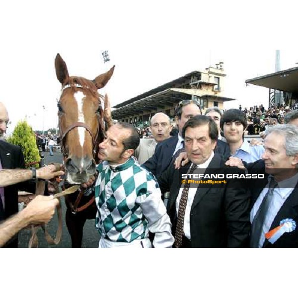 a kiss by Stefano Landi to Golden Titus winners of the Premio Parioli Rome Capannelle 29th april 2007 ph. Stefano Grasso