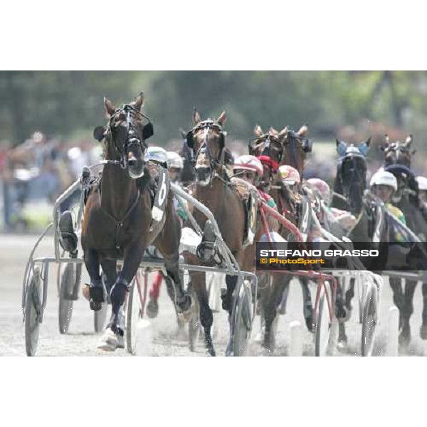 Andrea Guzzinati on Express Road leads the group at the first passage of the 2nd heat of Gran Premio Lotteria Napoli, 6th may 2007 ph. Stefano Grasso