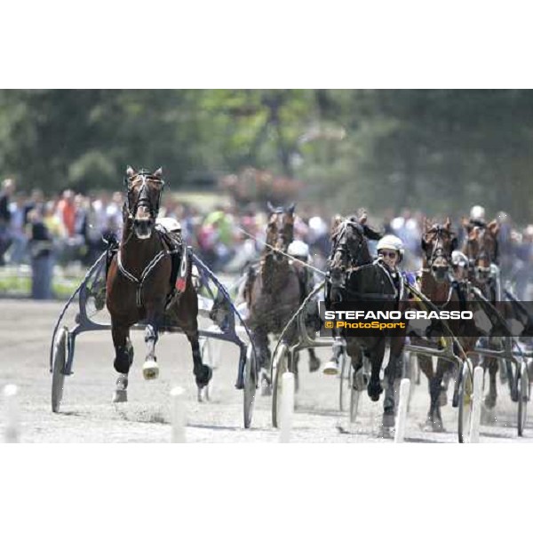 Enrico Bellei with El Nino (left) leads on Jorma Kontio with Improve As at the first passage of the 1st heat Napoli, 6th may 2007 ph. Stefano Grasso