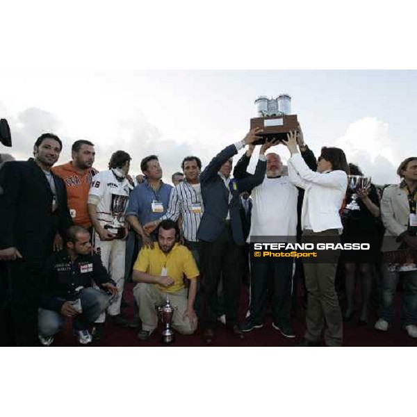 giving prize of 58¡ Gran Premio Lotteria - Giuseppe Lenzi stands the trophy of Maschio Angioino with all Exploit Caf\'s connection Napoli, 6th may 2007 ph. Stefano Grasso