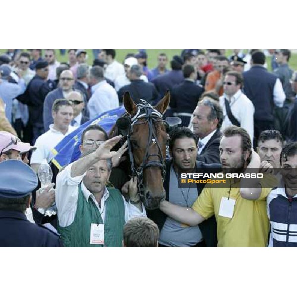 giving prize of 58¡ Gran Premio Lotteria - Raffaele Lenzi owner of Exploit Caf Napoli, 6th may 2007 ph. Stefano Grasso