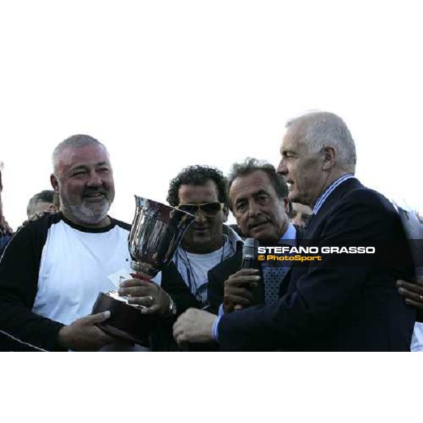 giving prize of 58¡ Gran Premio Lotteria - Guido Melzi D\'Eril gives the cup to Giuseppe Lenzi owner of Exploit Caf Napoli, 6th may 2007 ph. Stefano Grasso