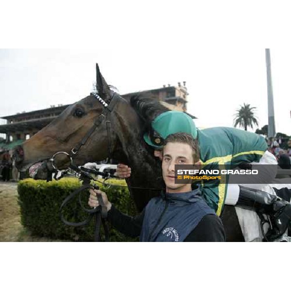 Piero Convertino kisses Docksil after winning the Premio Carlo Chiesa Roma, 30 aprile 2007 ph. Stefano Grasso