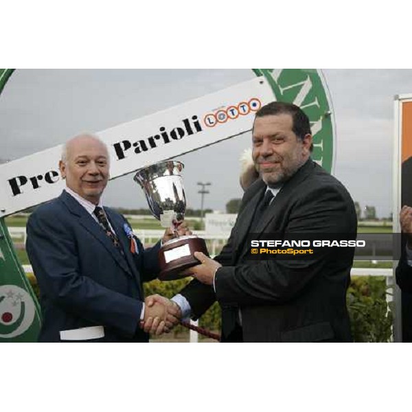 Franco Castelfranchi receives the cup of Unire as representative of Scud. S.A.B winner with Docksil of Premio Carlo Chiesa Roma, 30 aprile 2007 ph. Stefano Grasso