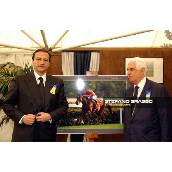 on. Baccini, under-secretary of italian Foreign office and dott. Enzo Mei, President of Capannelle race track visit the Falbrav\'s exibition by Stefano Grasso garden Club Premio Presidente della Repubblica Rome Capannelle 16th may 2004 ph.Stefano Grasso