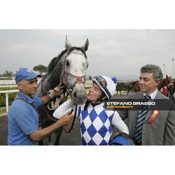 a kiss by Mirco Demuro to Vol de Nuit winners of Premio Signorino Roma, 30 aprile 2007 ph. Stefano Grasso