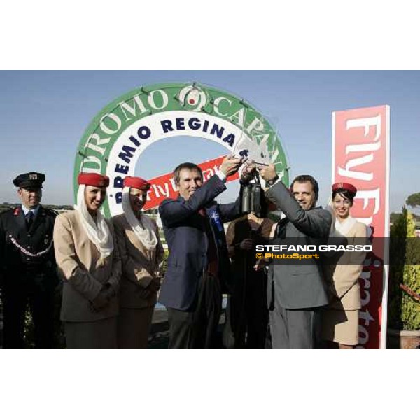 giving prize of Premio Regina Elena Emirates Airlines won by Lokaloka, breeder Giuseppe Rosati Colarieti Rome, 13th may 2007 ph. Stefano Grasso