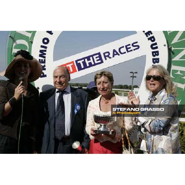 giving prize of Premio Presidente della Repubblica - At The Races - Franca Vittadini receives the trophy from isabella Bezzera as the breeder of Diastant Way Rome, 13th may 2007 ph. Stefano Grasso