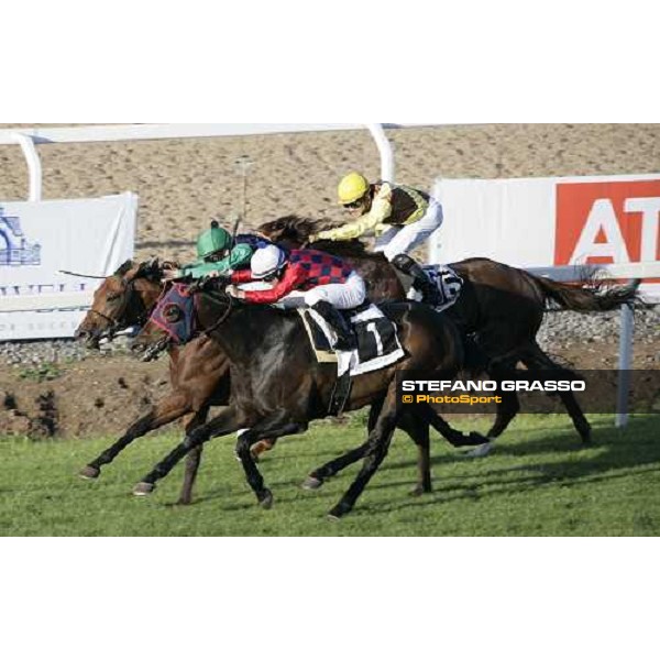 finish of Premio Tor di Valle Emirates Horse Breeders\' Society Kintyre Comet on Sfilzatore and Black Sun Rome, 13th may 2007 ph. Stefano Grasso