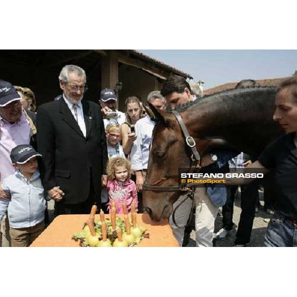 Varenne annusa la torta per il suo 12¡ compleanno sotto gli occhi di Paolo Cianferoni, Franco Gramegna, Giampaolo Minnucci e Anna, la sua groom. Vigone (To) , 19th may 2007 ph. Stefano Grasso